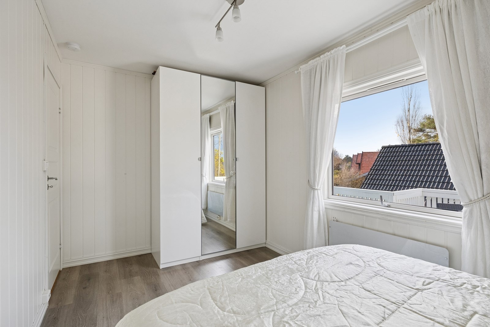 Rommene har god størrelse og fleksible møbleringsmuligheter med plass for garderober eller hjemmekontor. Galleribilde