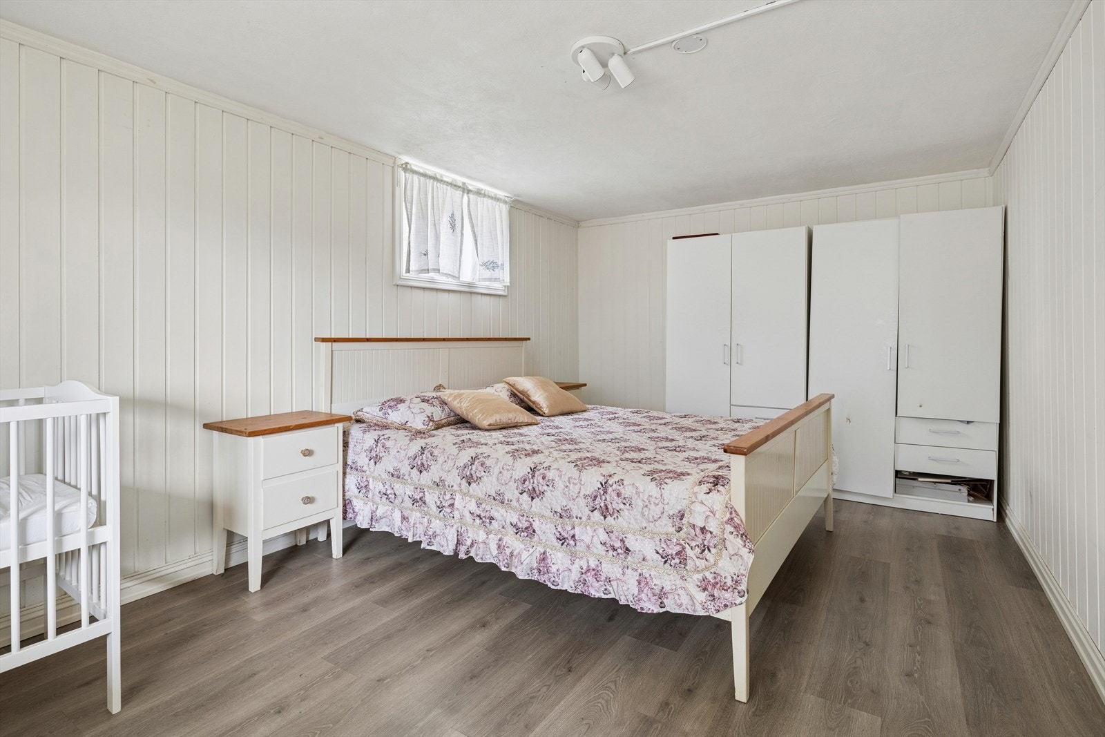 Rommet har laminatgulv og malte vegger, samt god plass til stort garderobeskap. Galleribilde