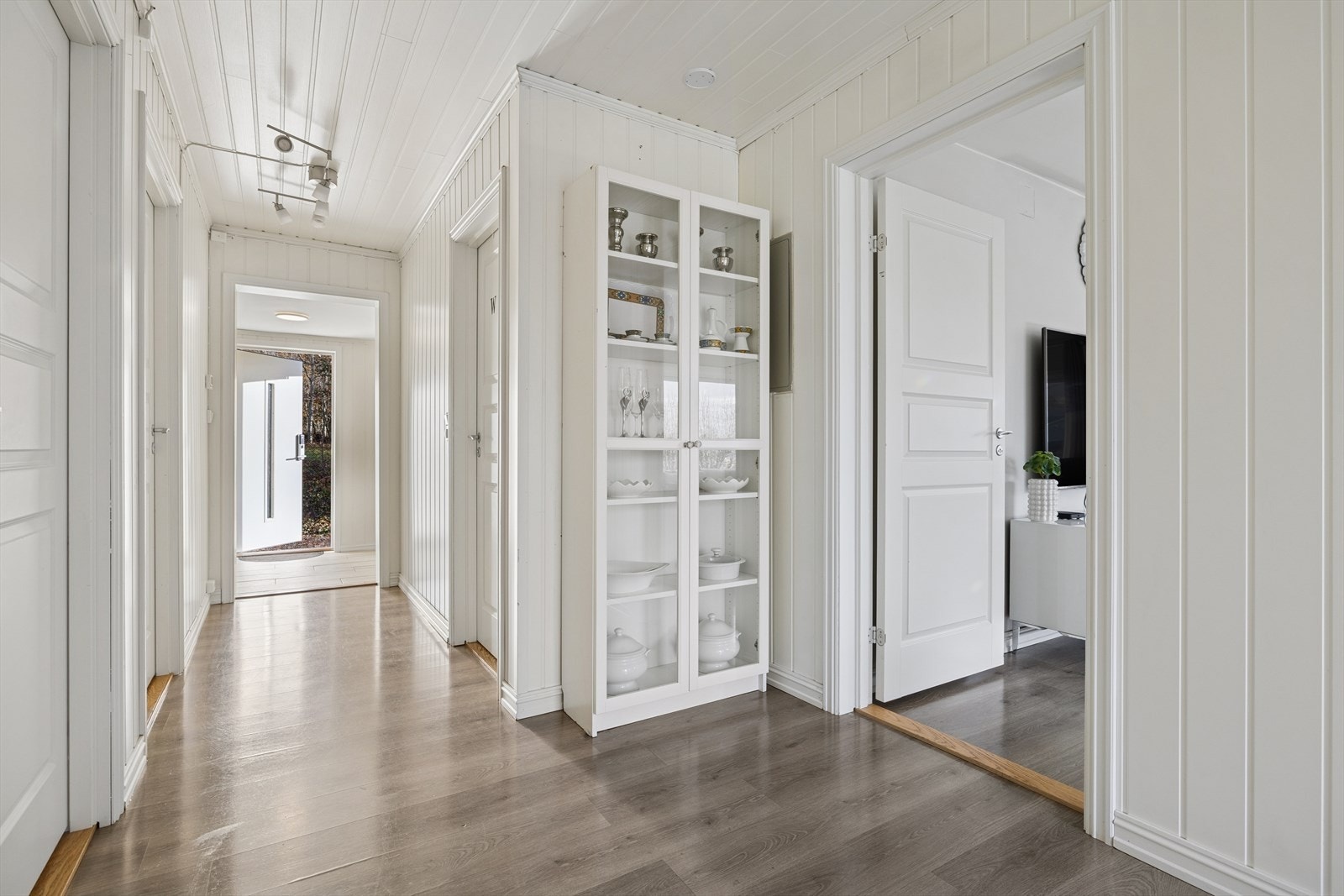 Gang med praktisk adkomst til de fleste av boligens rom. Galleribilde