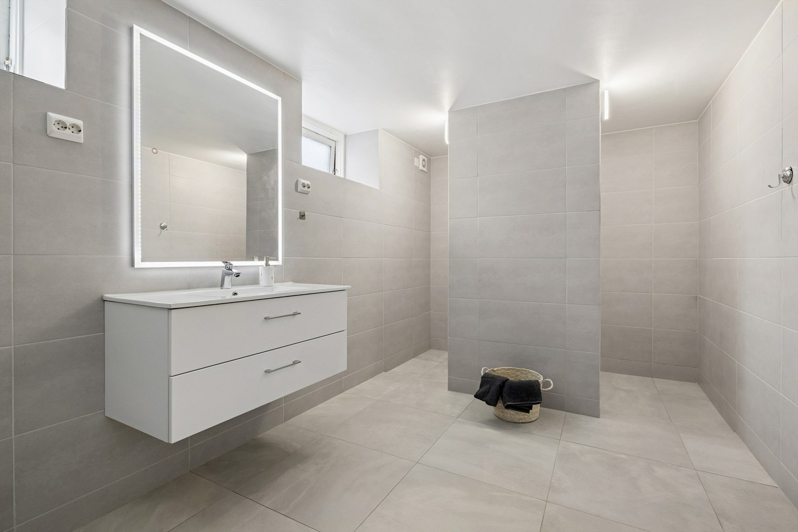 Meget stort, flislagt bad med gulvvarme, dusjhjørne og badekar. Galleribilde