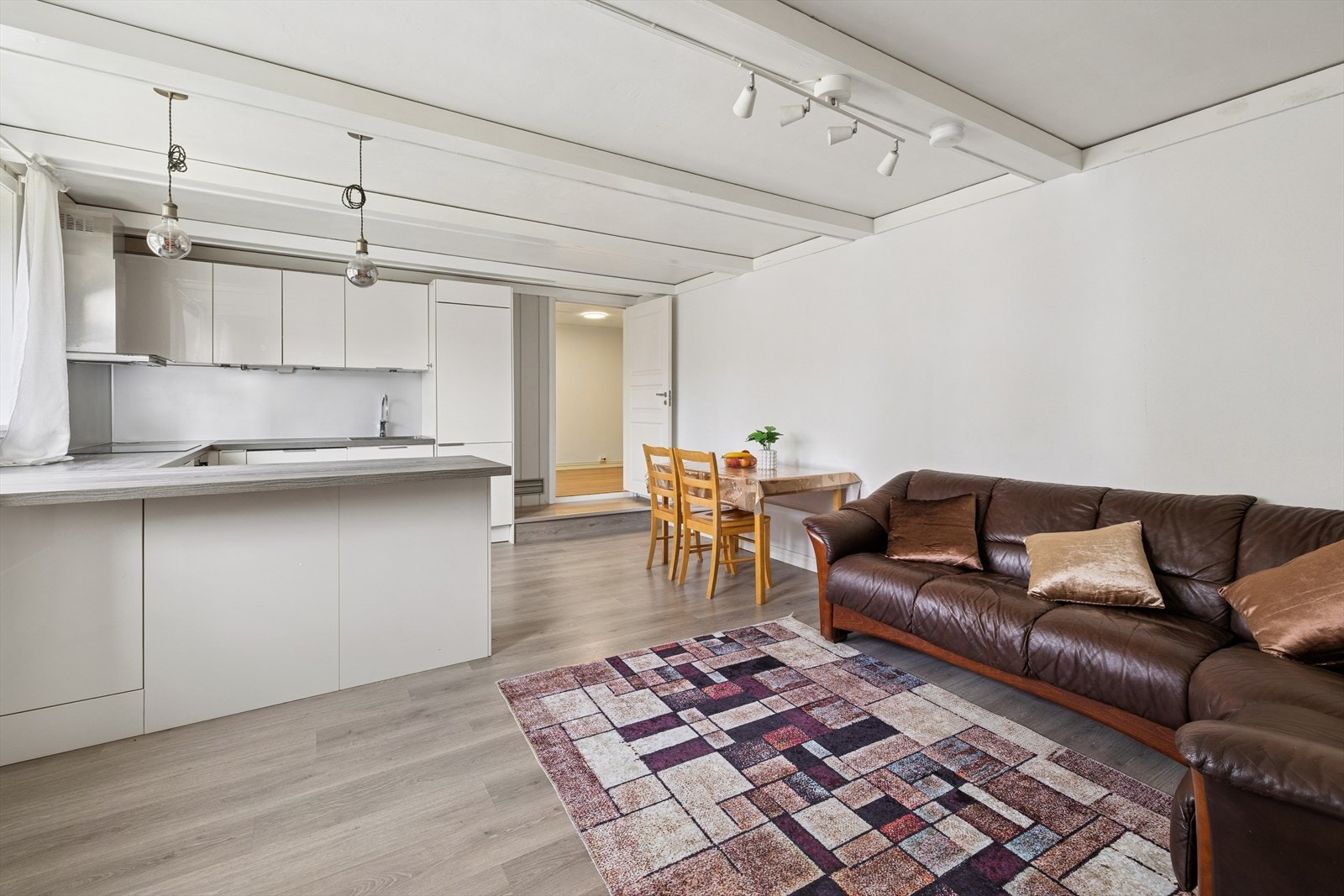 Stuedelen av rommet har god plass til stor sofa og annet ønsket møblement. Galleribilde