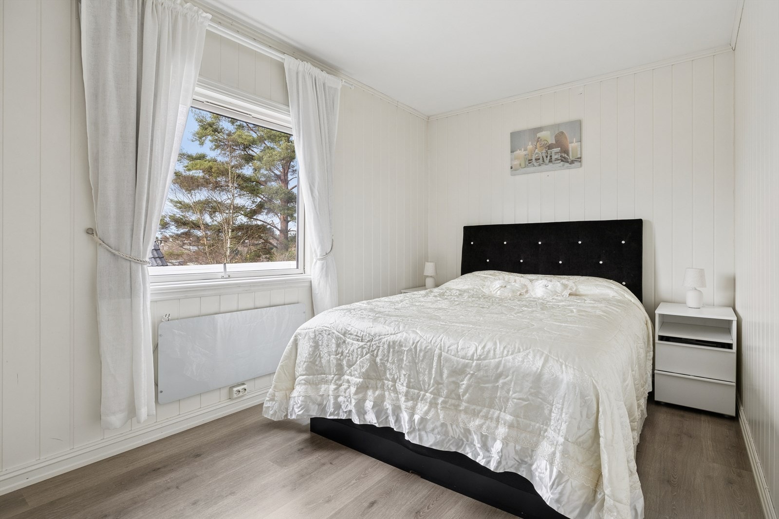 1. etasje har 3 gode soverom, alle med malte vegger og laminatgulv. Galleribilde