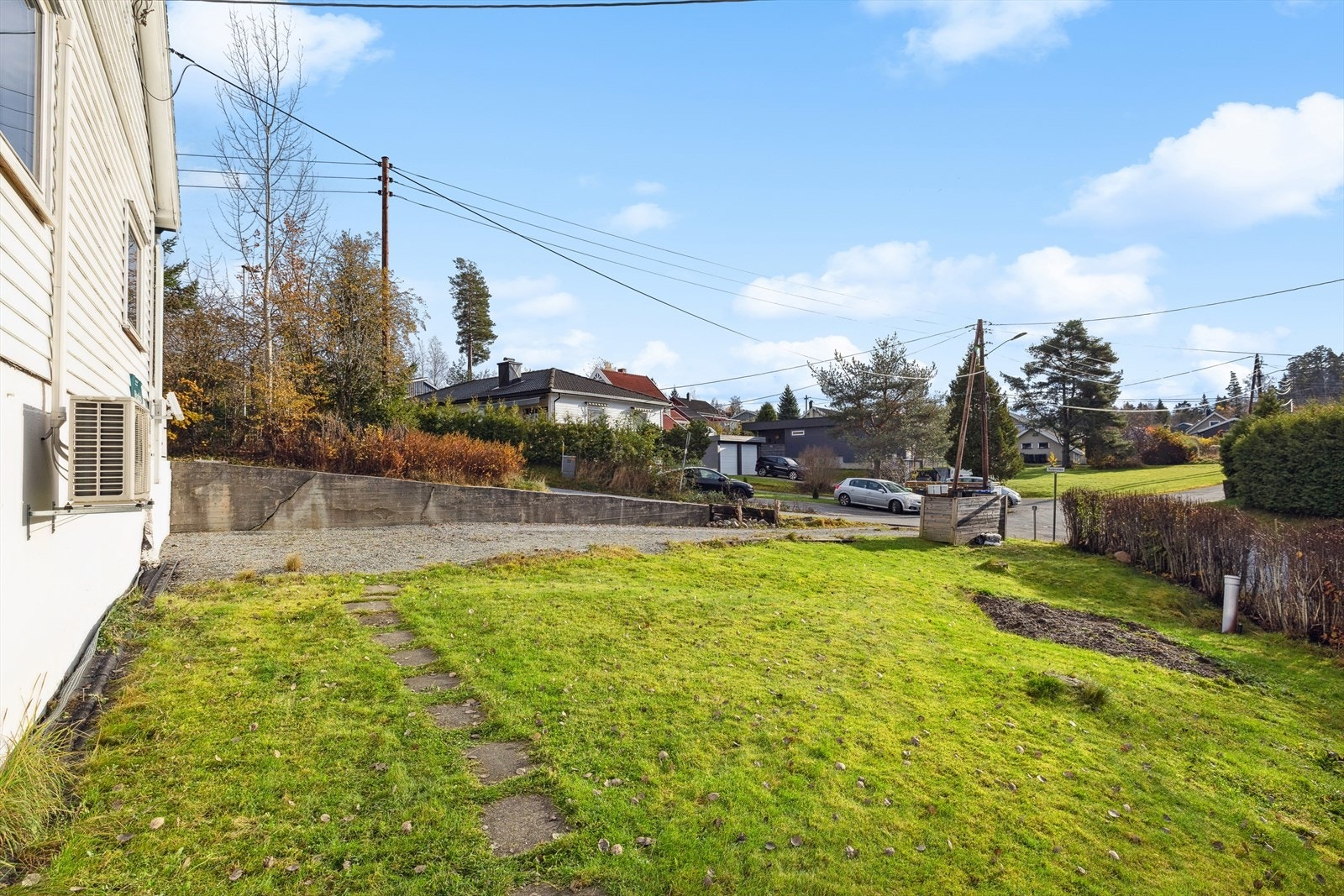 Stor hage med rikelig boltreplass for store og små. Galleribilde