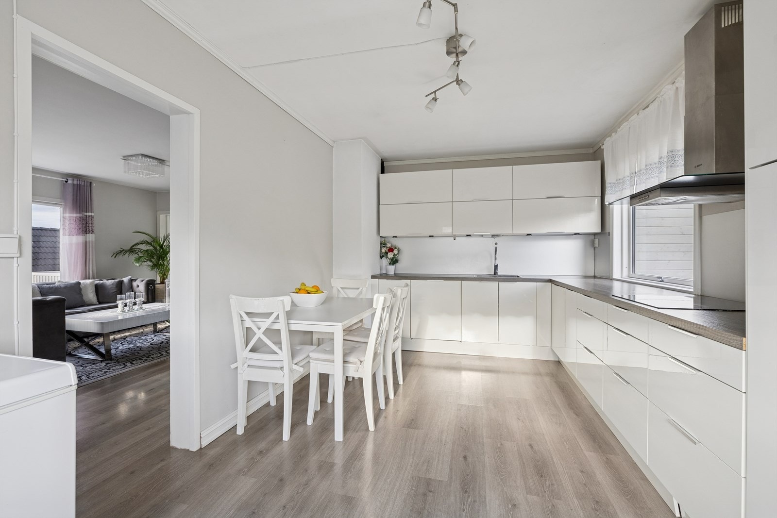 I tilknytning til stuen er det et moderne Epoq-kjøkken fra 2018 med glatte fronter, laminat benkeplate og planlimt kum i rustfritt stål. Galleribilde