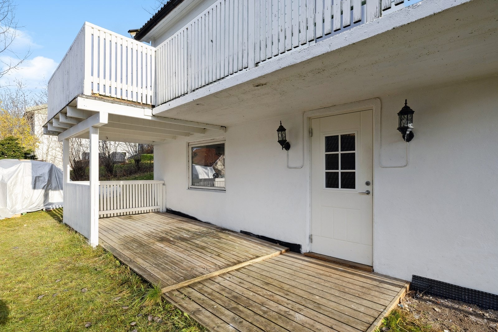 Separat inngang i hver etasje og uteplasser som gir fleksible løsninger. Markterrasse på ca 8m2. Galleribilde