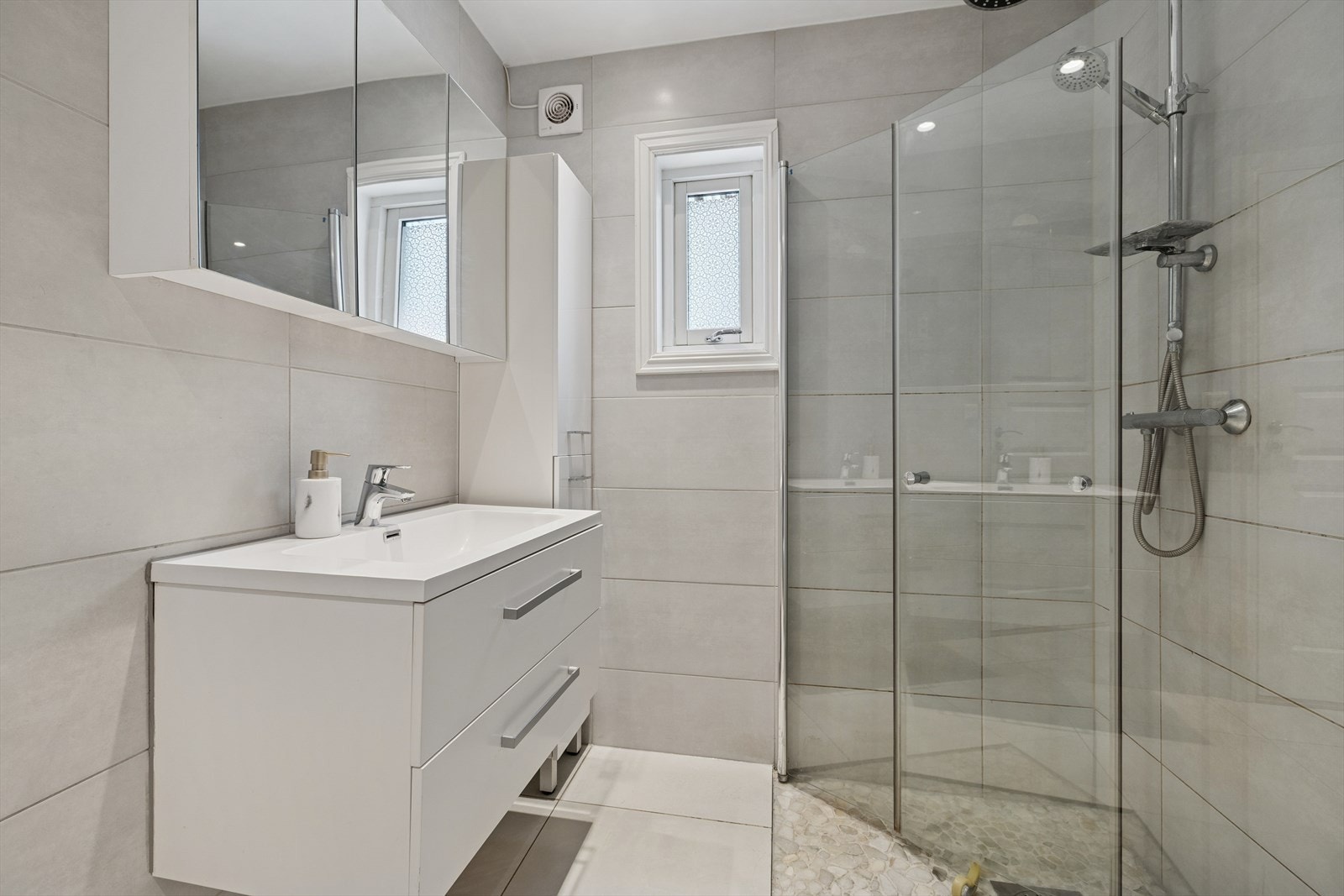 Flislagt bad fra 2018 med gulvvarme og stilren innredning. Galleribilde