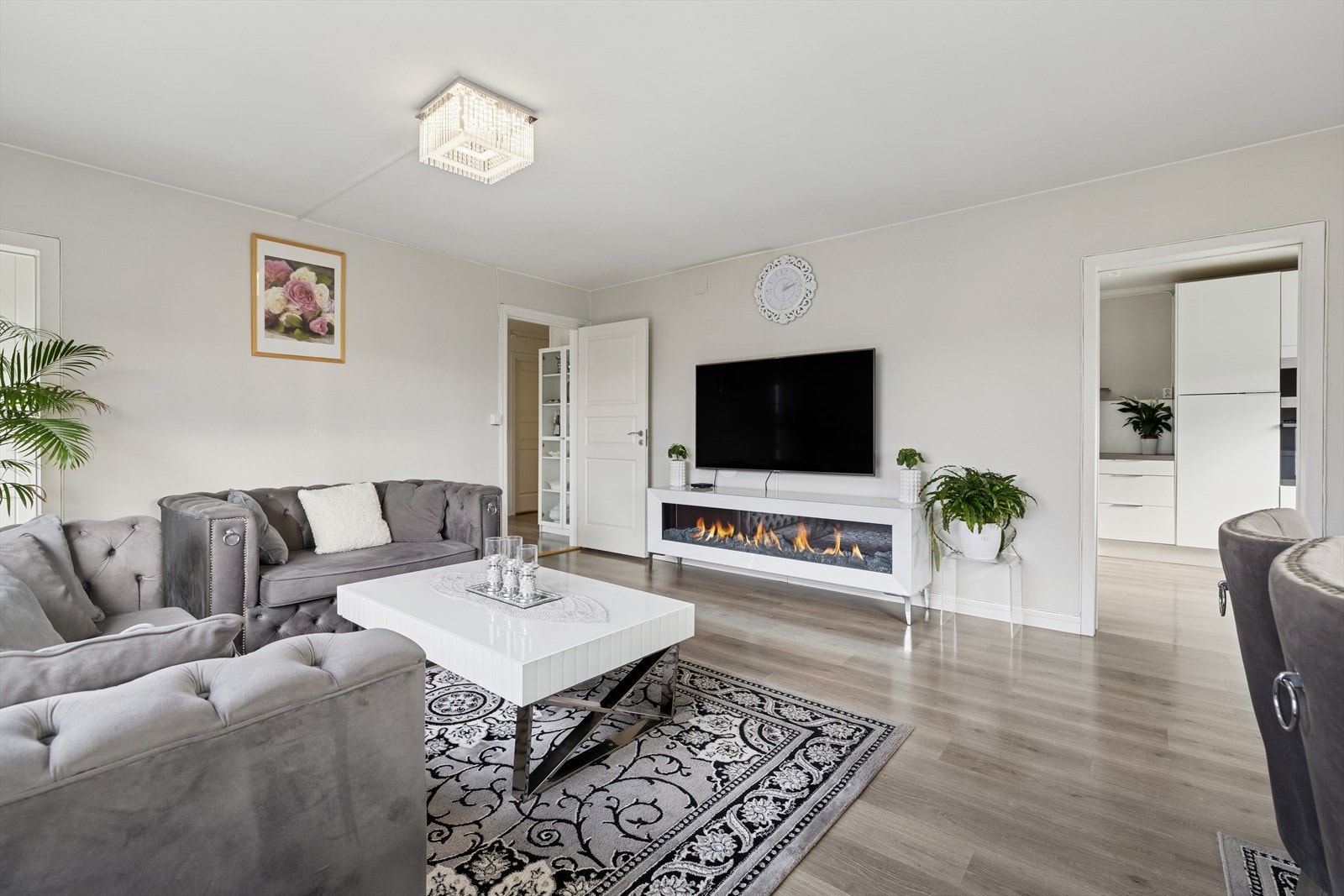 Det var opprinnelig vedovn og peis i stuen, som er fjernet av nåværende eier. Galleribilde