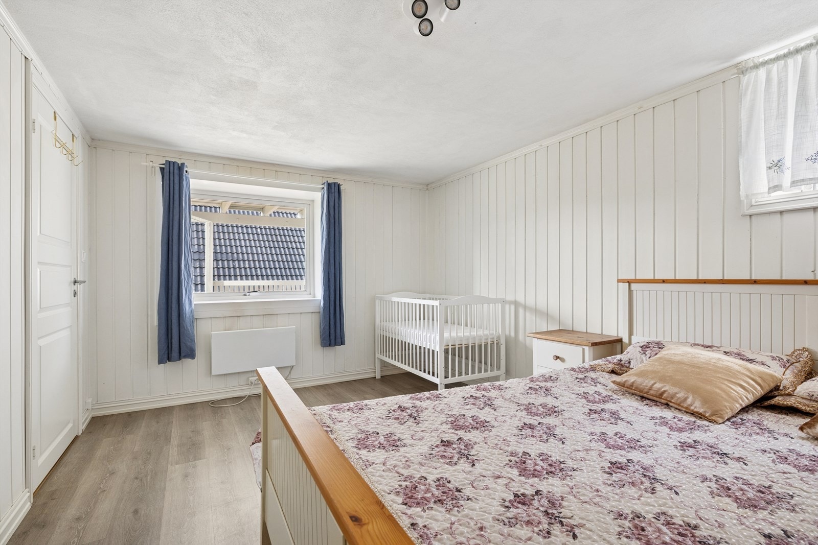 Lyst rom som benyttes som soverom. Galleribilde