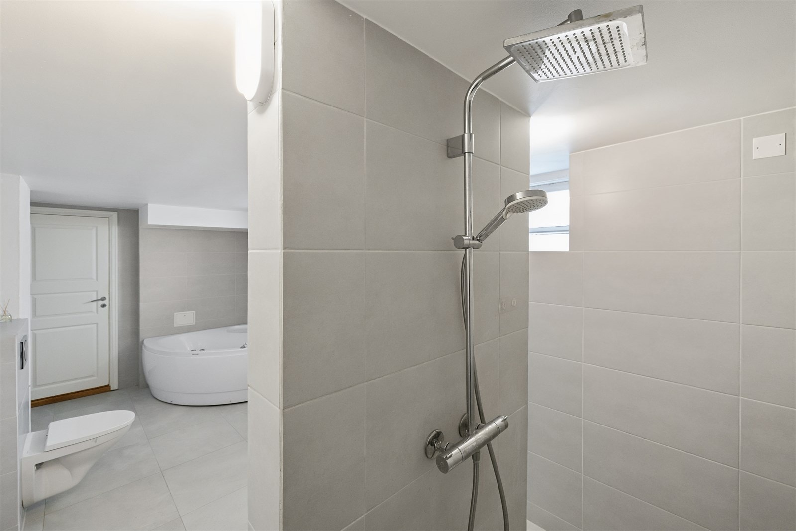 Dusjområde med behagelig regnfallsdusj. Galleribilde