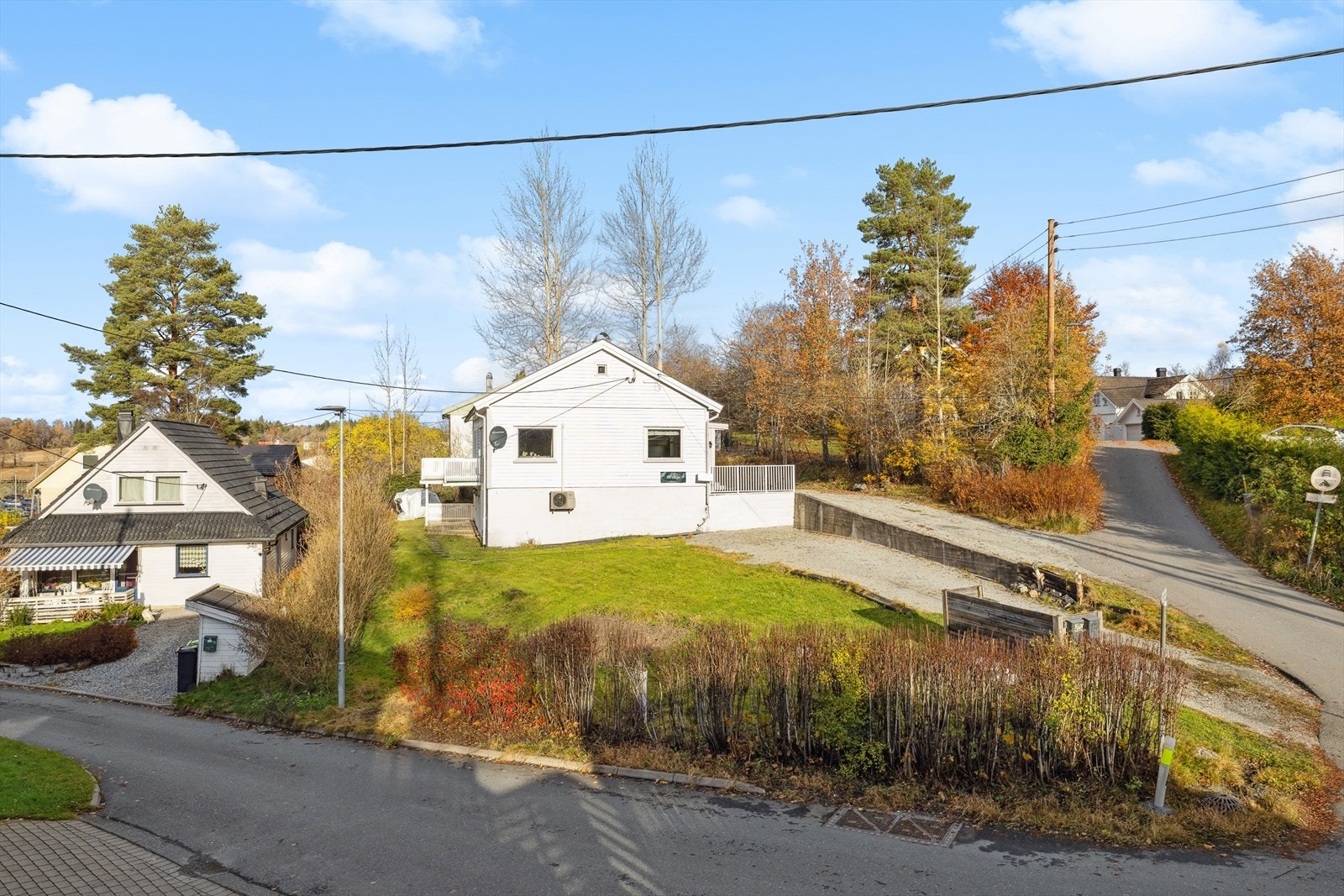 Boligen er betydelig oppgradert opp gjennom årene med to stilrene Epoc-kjøkken, oppussede bad (2018), el-anlegg, vannrør, bereder og nye vinduer i 1. etasje, samt tak fra 2012. Galleribilde