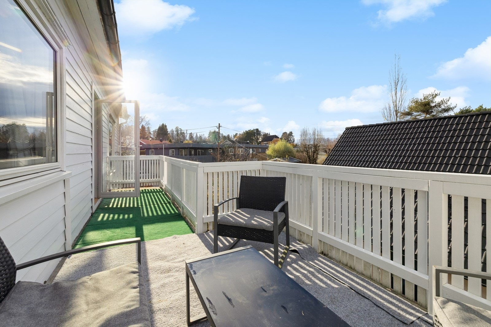 Utgang til solrik veranda gir en fin forlengelse av oppholdsrommet og gjør det til et naturlig samlingspunkt for familie og venner. Galleribilde