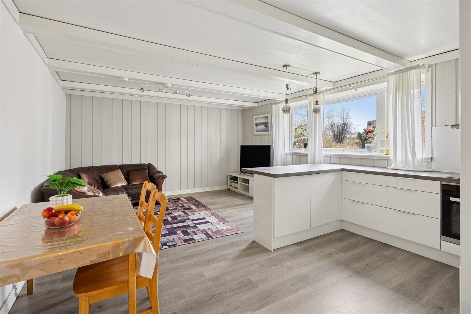 Stort rom med stue og kjøkken i åpen løsning. Galleribilde