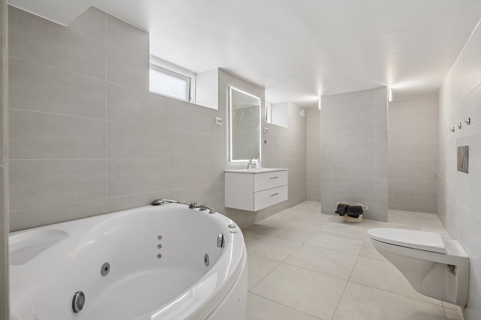 Vegghengt klosett og servantskap gir et moderne preg. Rommet har opplegg for vaskemaskin. Galleribilde