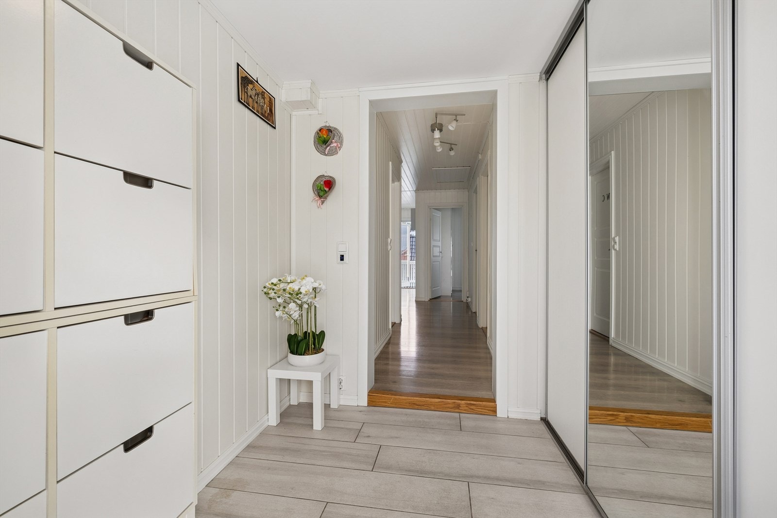 Entre med meget romslig skyvedørsgaderobe for oppbevaring av tøy og sko. Galleribilde