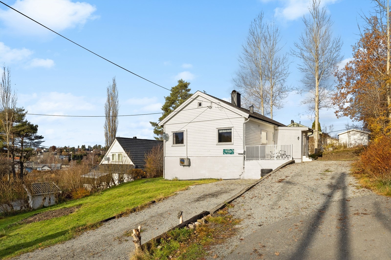 Åpen gruslagt gårdsplass med gode parkeringsmuligheter. Galleribilde