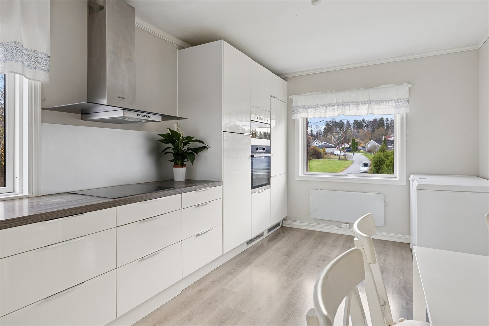 Praktisk opplegg for oppvaskmaskin og god arbeidsplass. Rommet har også plass til spisebord hvor frokosten kan nytes i hverdagen. Galleribilde