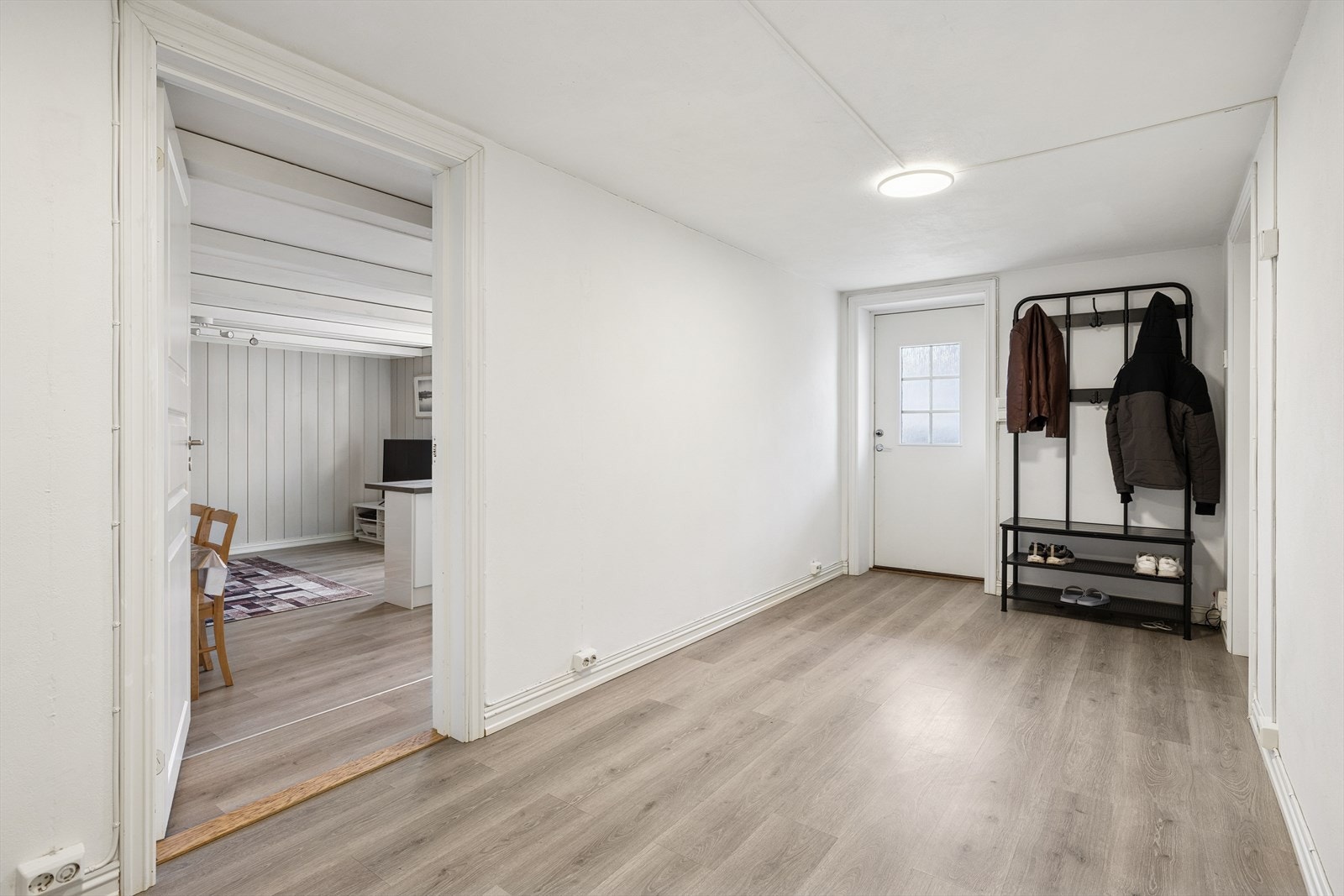 Underetasjen er innredet som en separat leilighet, men denne er ikke bruksendret eller godkjent for utleie. Galleribilde