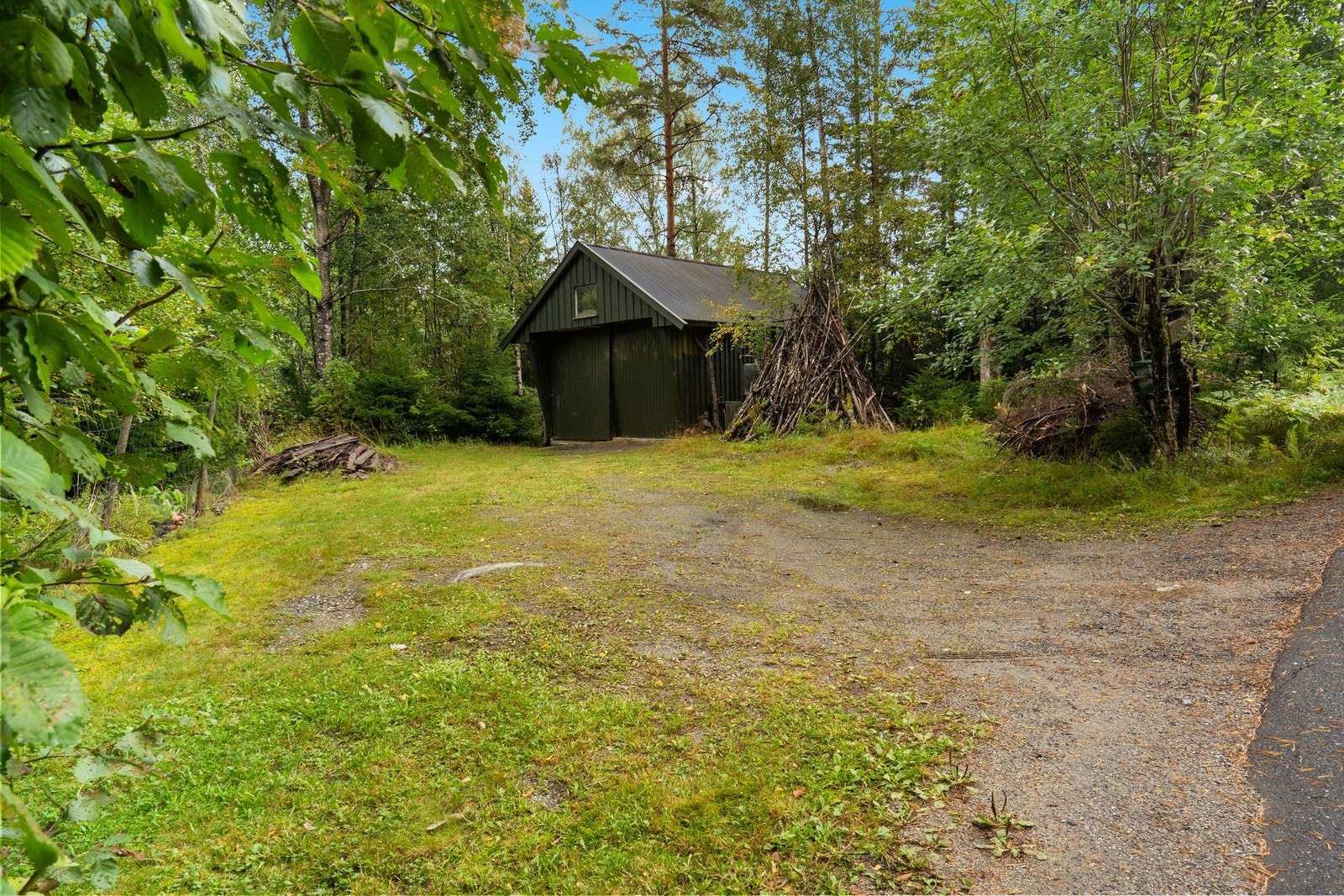 Stor gårdsplass med traktorgarasje Galleribilde