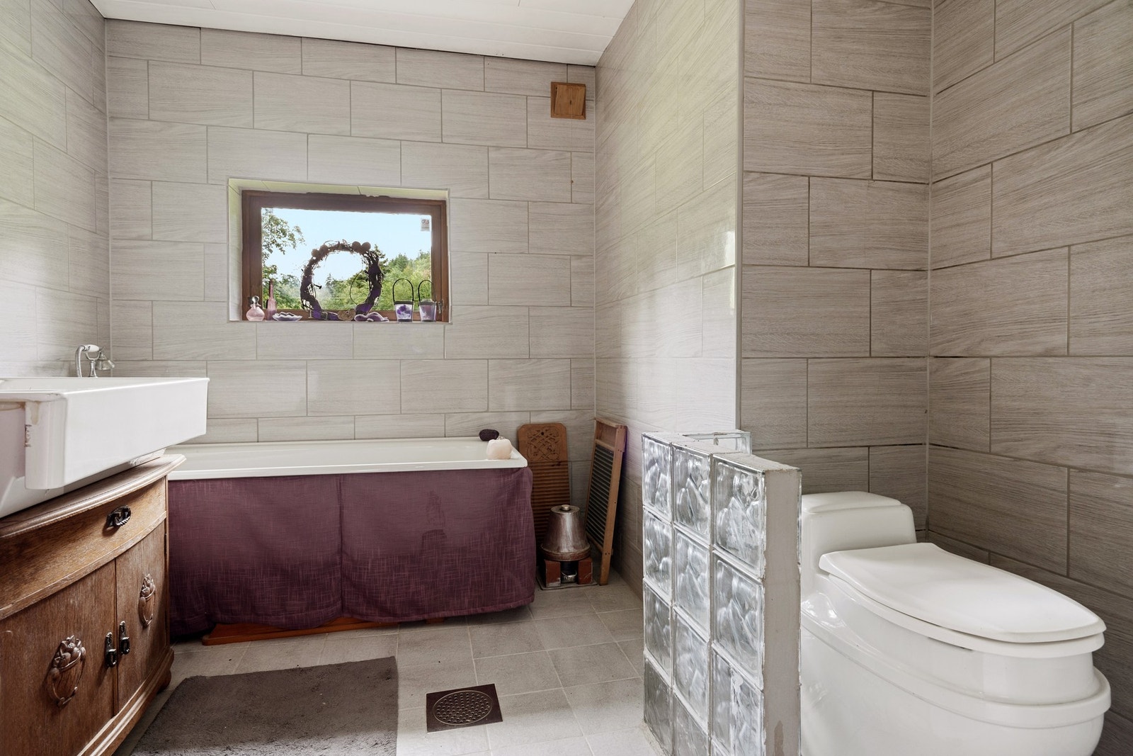 Opparbeidet bad fra 2018 - det er ikke vann på badet i dag. Galleribilde