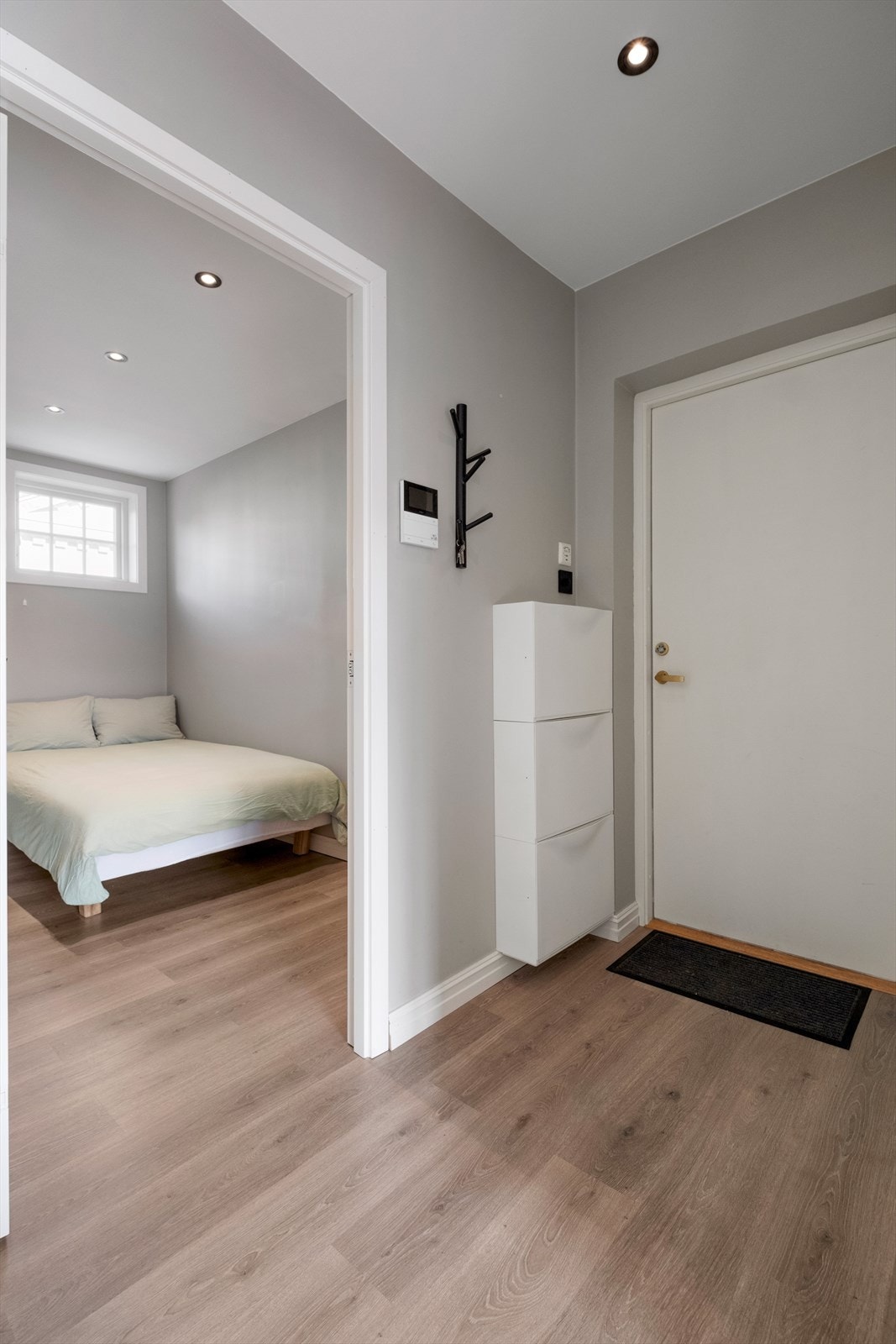 Innbydende entré med spotter i tak. Galleribilde