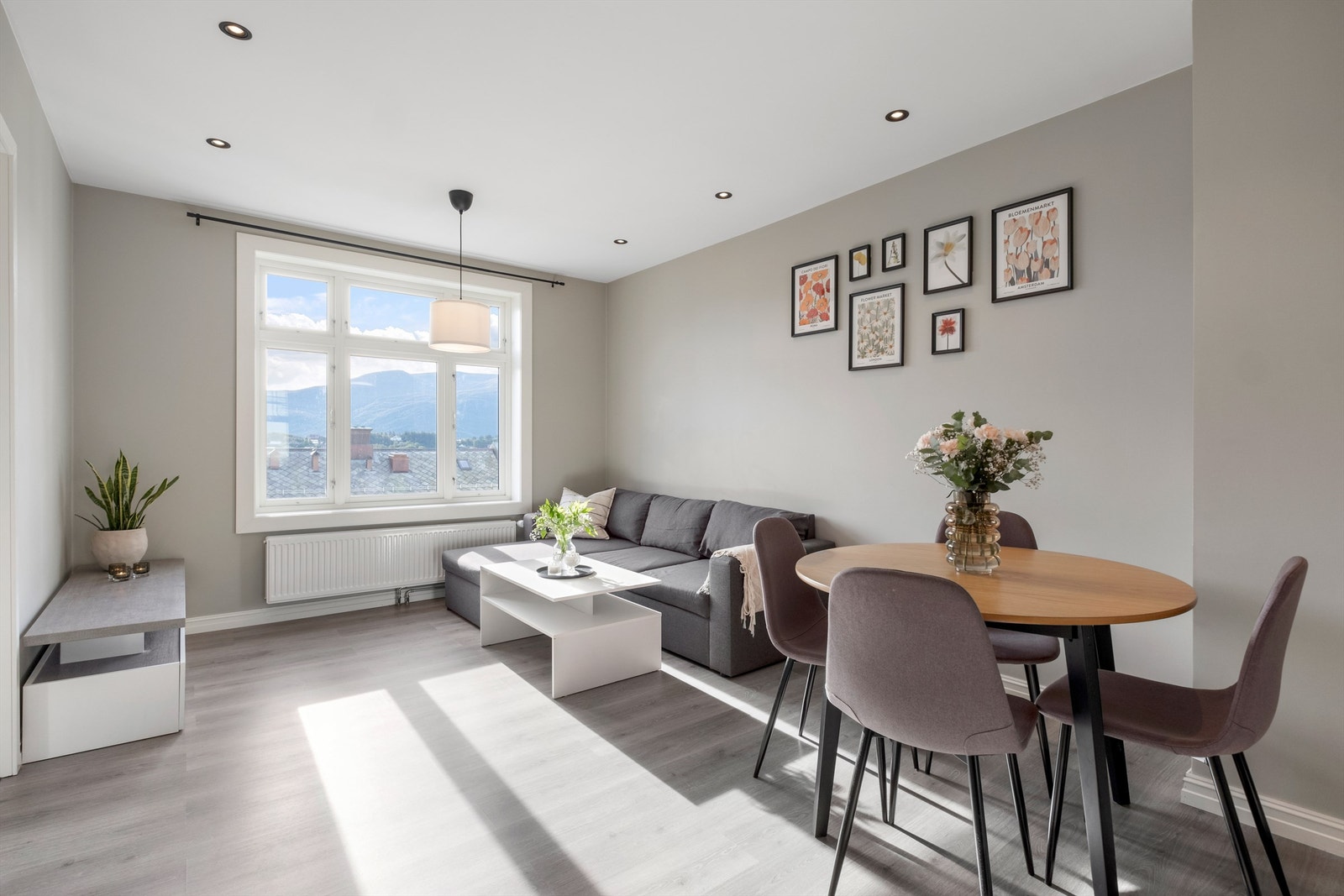 Inne i leiligheten finner vi en lys og åpen stue. Galleribilde