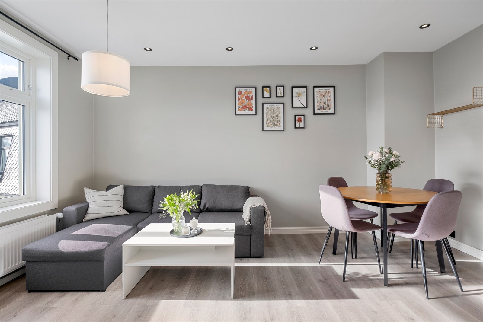 Her er det spotter i tak og rom for både sofa og spisegruppe. Galleribilde