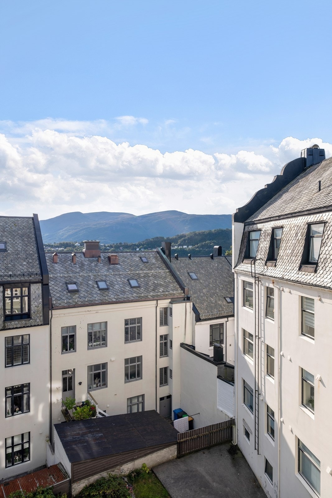 Inn mot rolig bakgård. Galleribilde