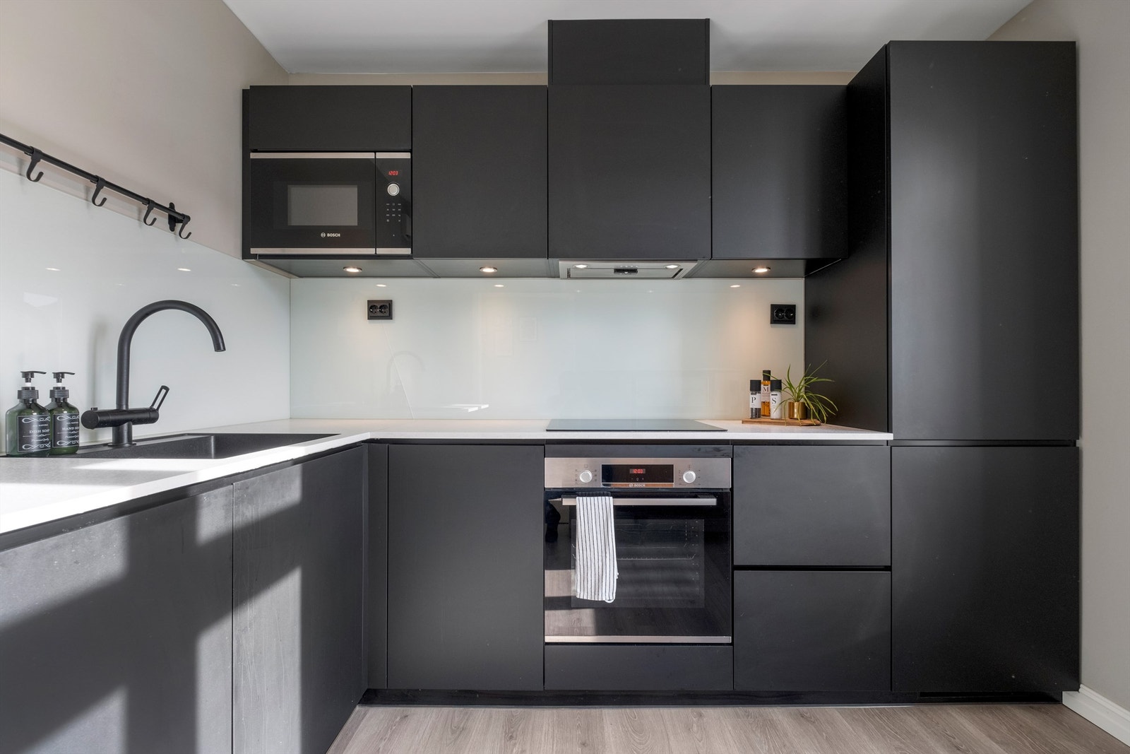 Stilren kjøkkeninnredning fra Kvik med mørke fronter fra 2019. Galleribilde