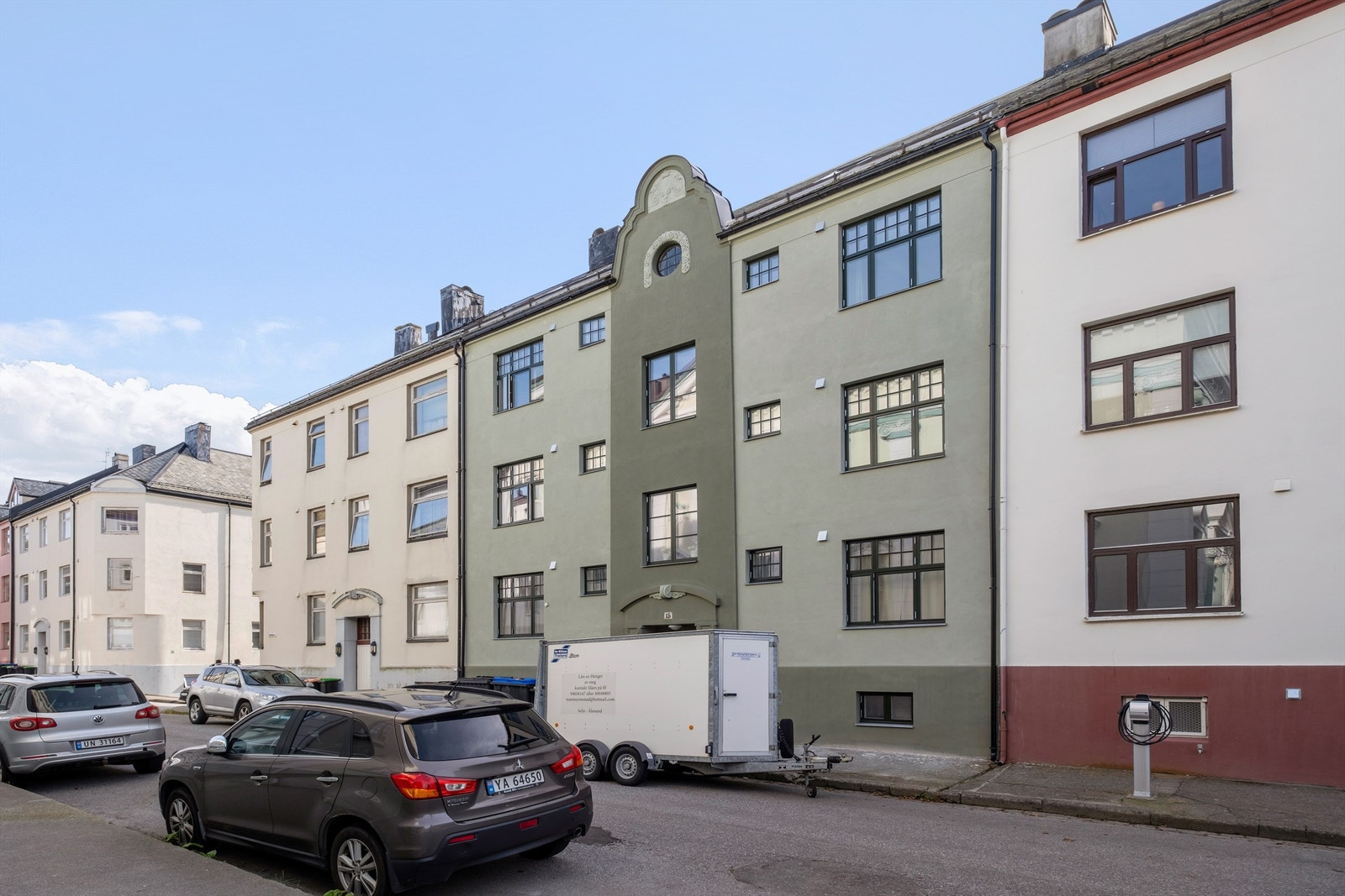 Renovert fasade i jugendstil og nye vinduer 2025. Galleribilde