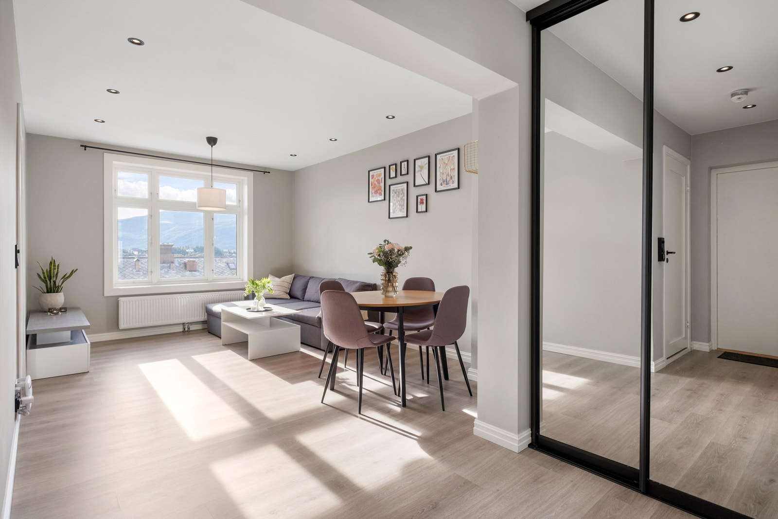 I gangen like ved stuen er det skyvedørsgarderobe med speildører. Galleribilde