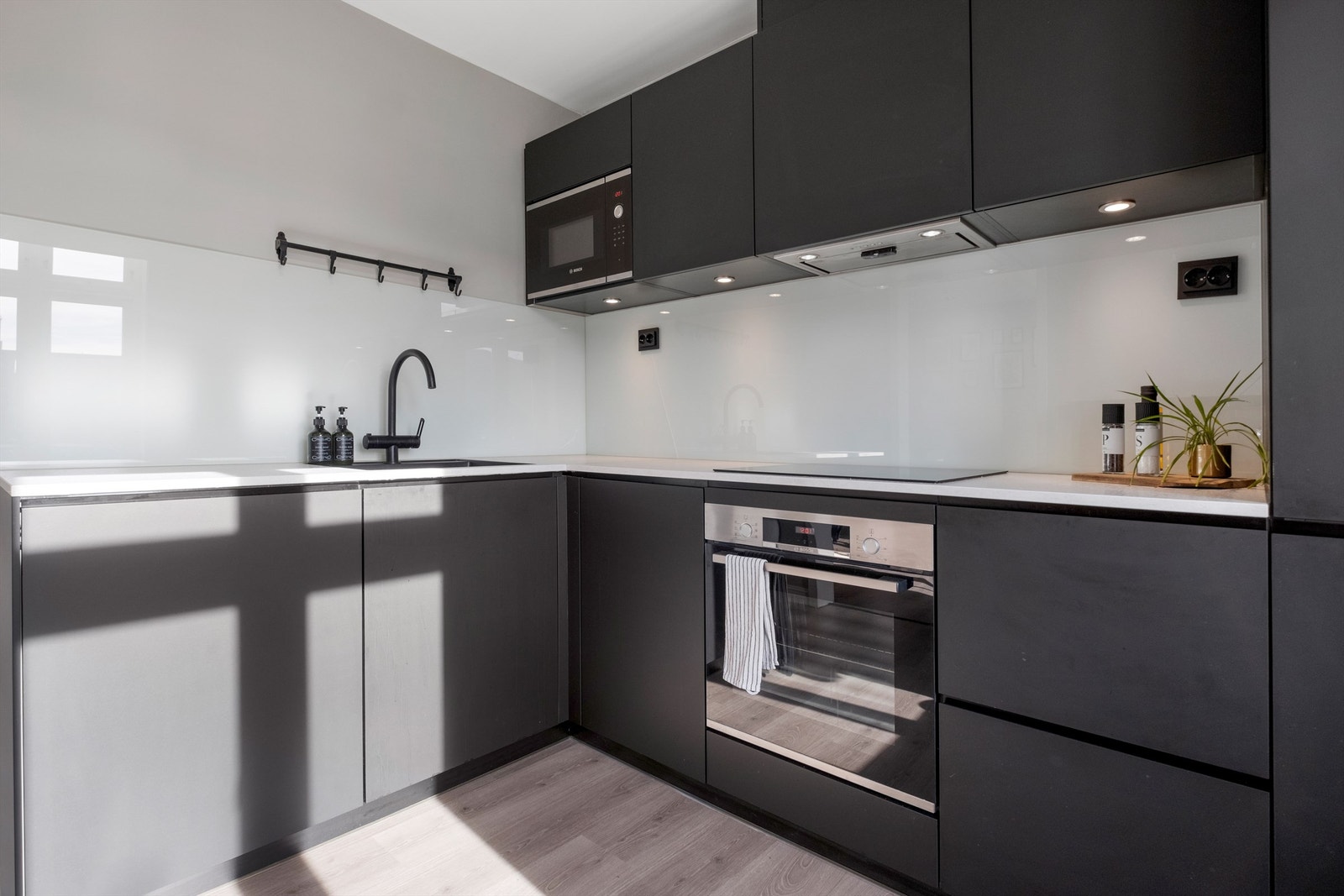 Spotlights under overskap. Galleribilde