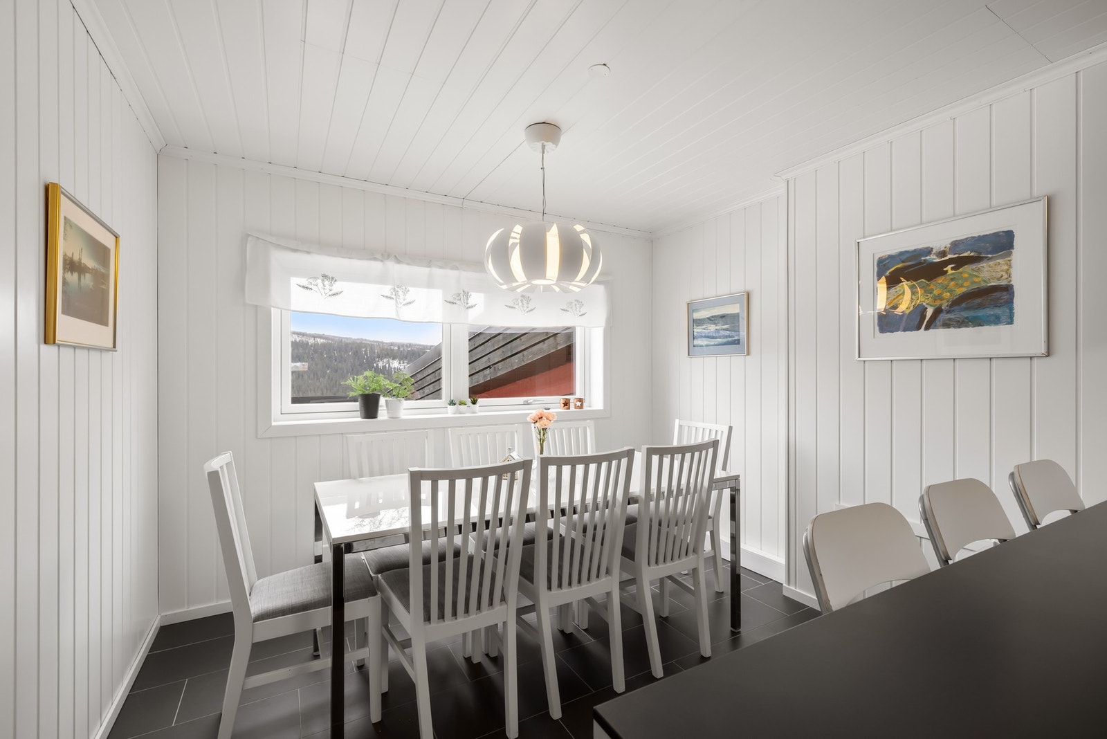 Sitteplass til 8 personer rundt bordet, eller ved kjøkkenbenken for litt enklere måltider. Galleribilde