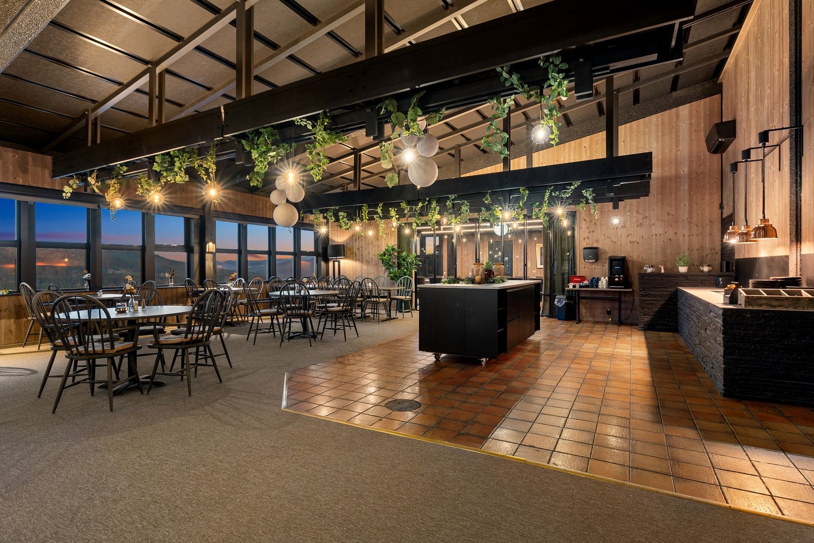 Hotellets spisesal byr på lune omgivelser og utsikt mot fjellet, her kan du nyte gode måltider. Galleribilde