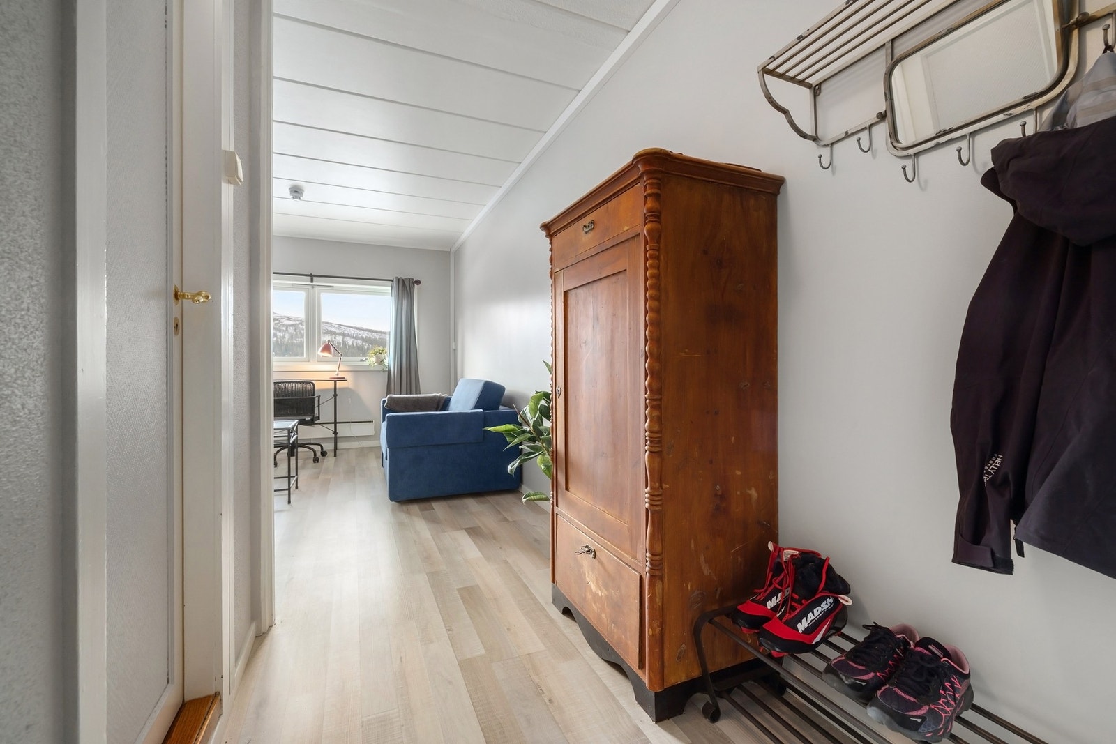 Her er det mulighet til å henge fra seg yttertøy. Galleribilde