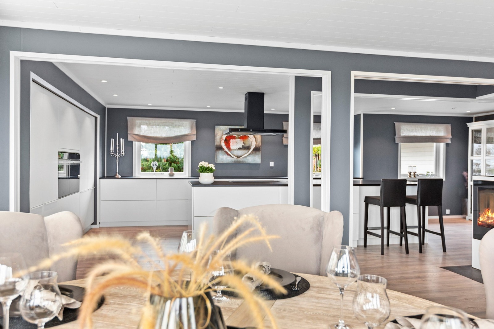 Kjøkkenet ligger i åpen løsning mot stuen, kun avskilt av en kjøkkenøy. Galleribilde