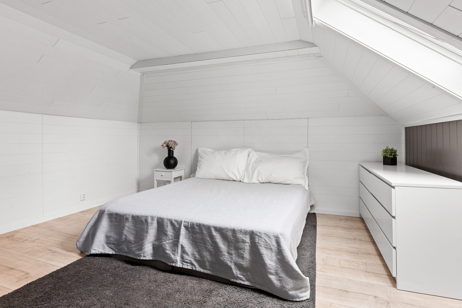 Bruksendring fra tilleggsdel til hoveddel er søknadspliktig. Det er ikke søkt bruksendring av garasjen. Galleribilde