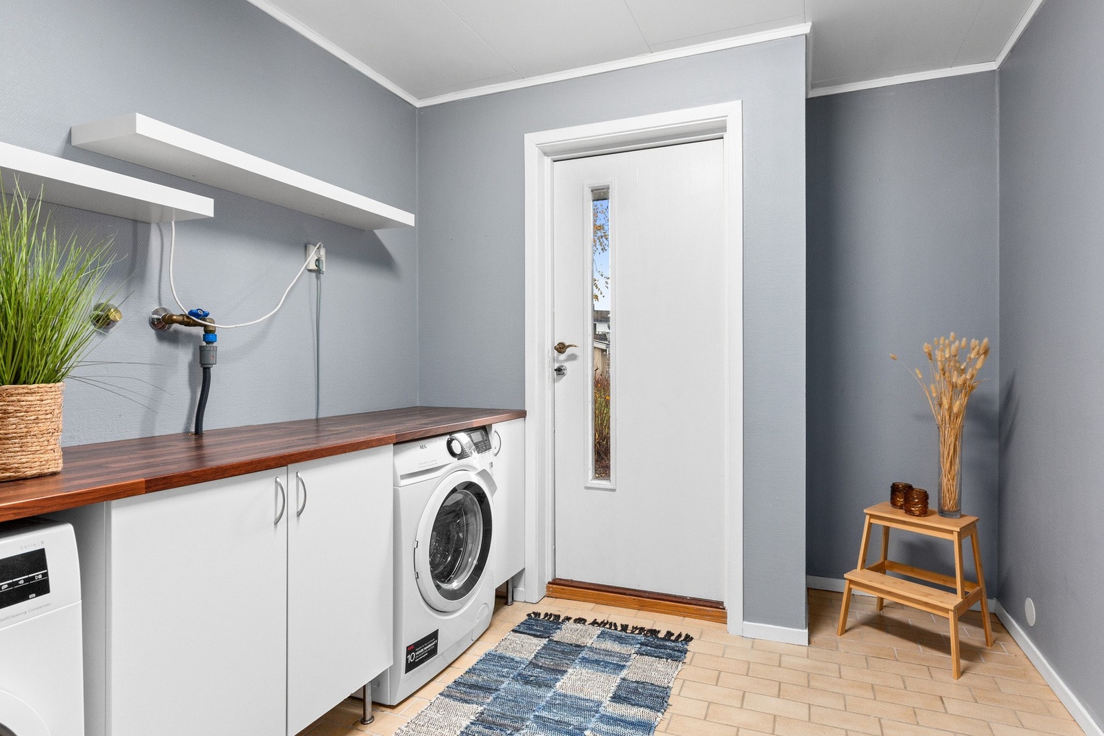 Stort og praktisk vaskerom med dør ut til terreng. Galleribilde