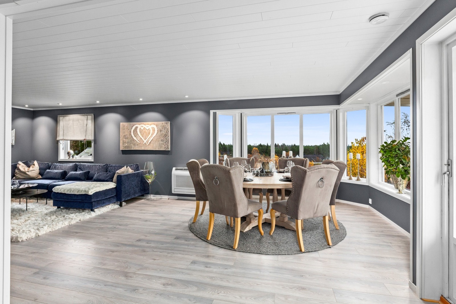 Stue/allrommet har mange vindusflater, med karnapp og lys inn fra tre sider. Galleribilde