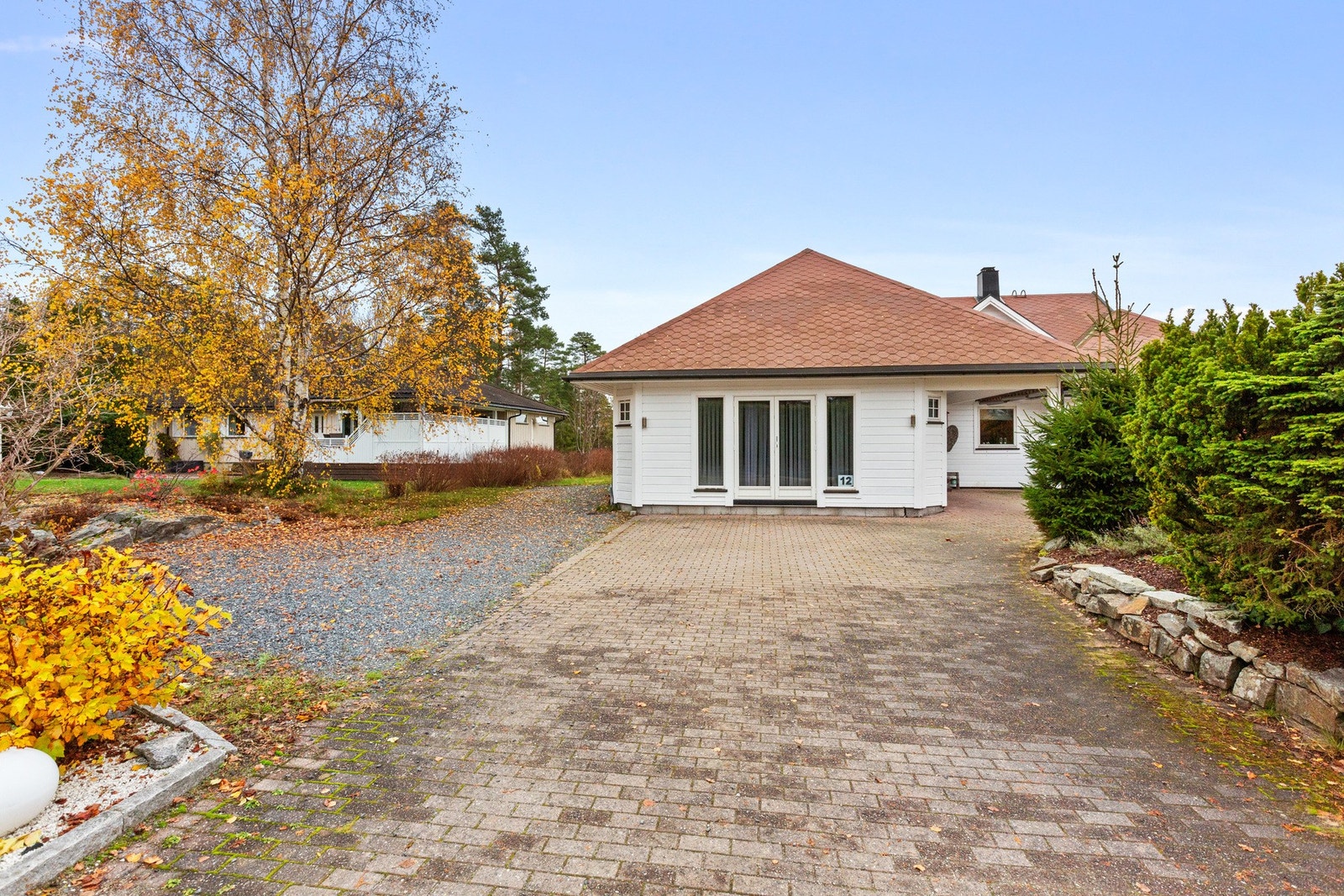 Gårdsplassen foran boligen gir et godt førsteinntrykk med belegningsstein ved inngangspartiet. Galleribilde