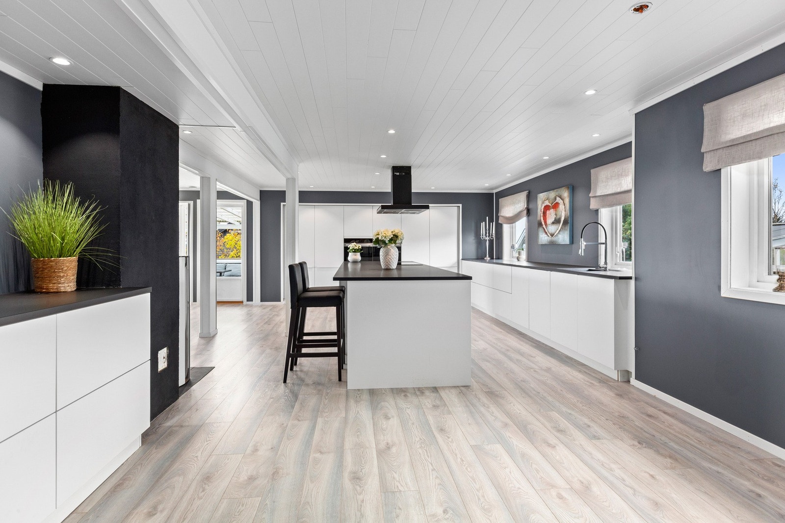 Den åpne løsningen gir mulighet til visuell kontakt med resten av hjemmet, noe som er praktisk både i hverdagen og ved sosiale sammenkomster. Galleribilde