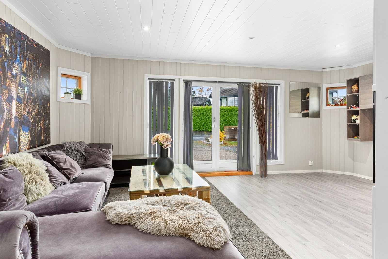 Bruksendring fra tilleggsdel til hoveddel er søknadspliktig. Det er ikke søkt bruksendring av garasjen. Galleribilde