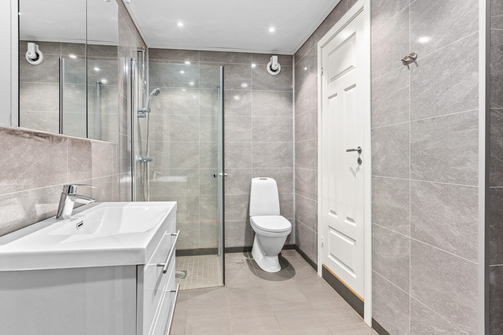 Bruksendring fra tilleggsdel til hoveddel er søknadspliktig. Det er ikke søkt bruksendring av garasjen. Galleribilde