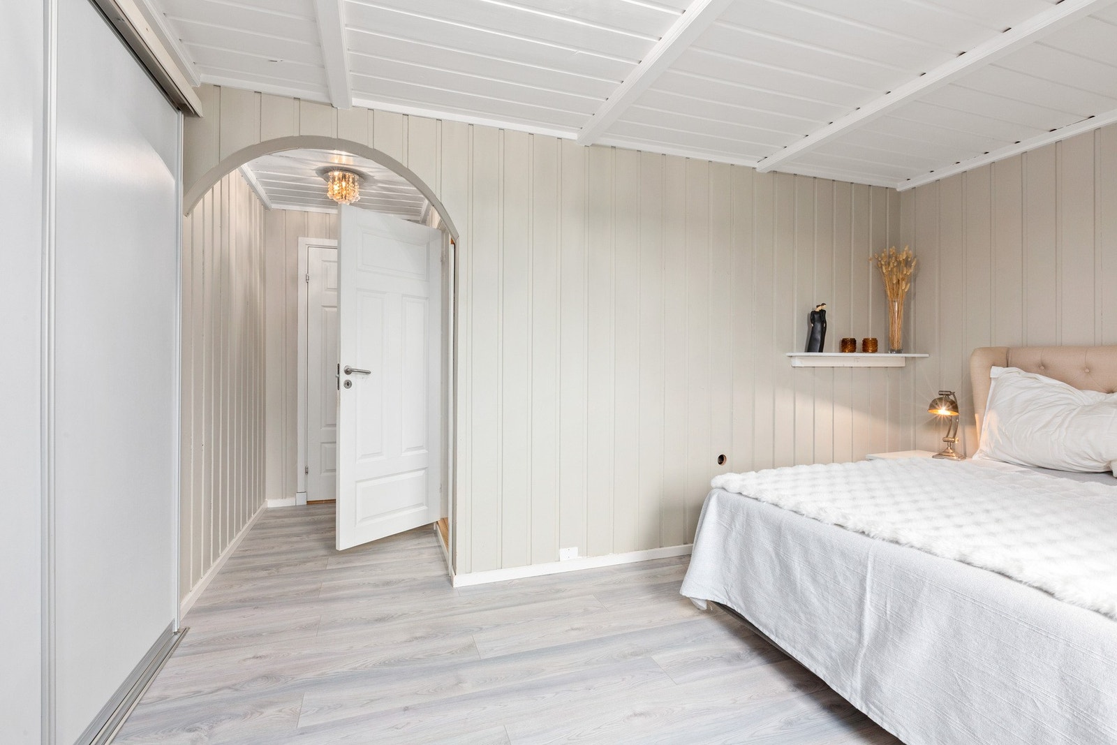 Hovedsoverommet har skyvedørsgarderobe langs den ene langsiden av rommet. Galleribilde