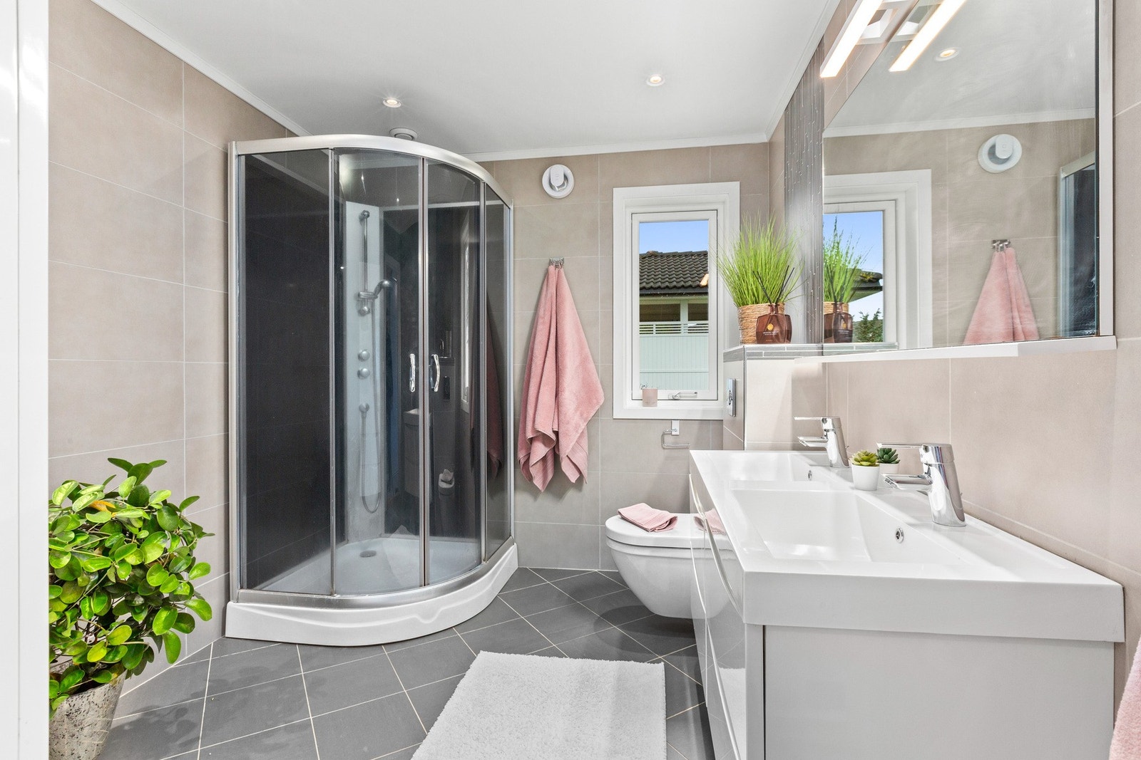 Pent flislagt bad med varmekabler i gulvet. Galleribilde