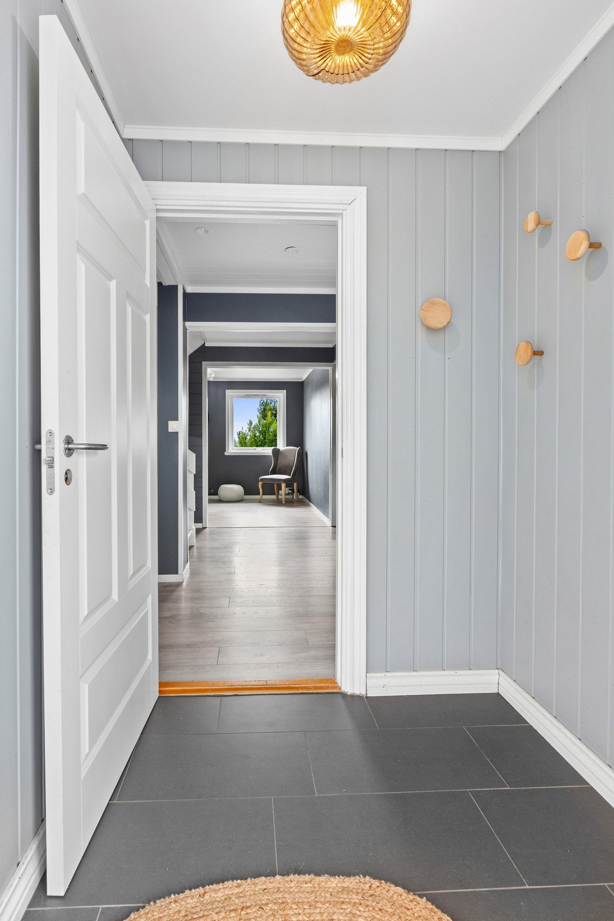 Velkommen inn!
Gangen har laminat og fliser, og det er varmekabler i gulvet. Her er det garderobeskap. Galleribilde