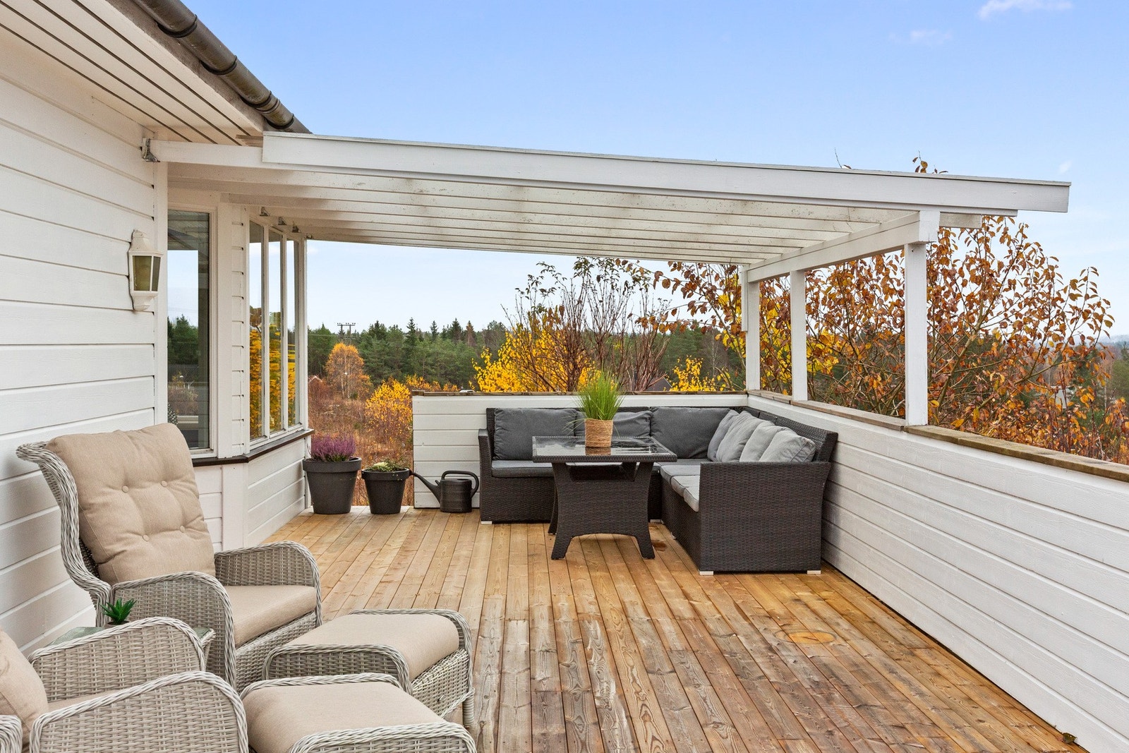 Fra stuen er det direkte utgang til terrasse og hage, slik at du enkelt kan åpne opp og nyte sommerdagene ute. Galleribilde