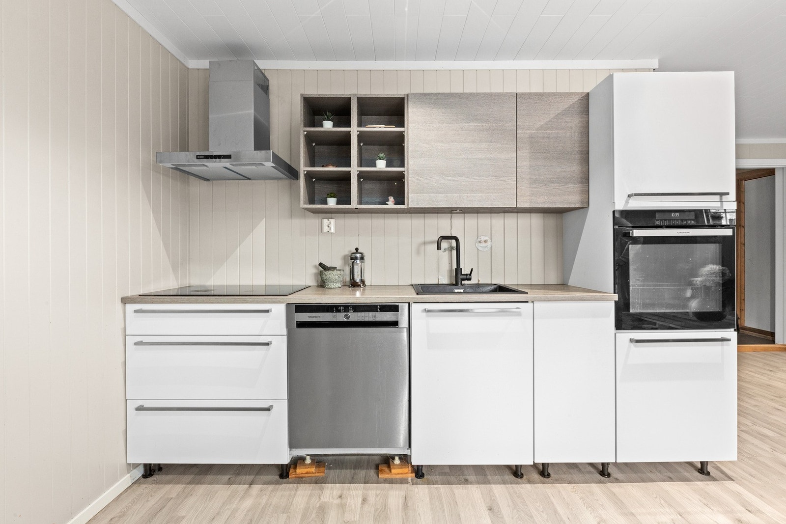 Bruksendring fra tilleggsdel til hoveddel er søknadspliktig. Det er ikke søkt bruksendring av garasjen. Galleribilde