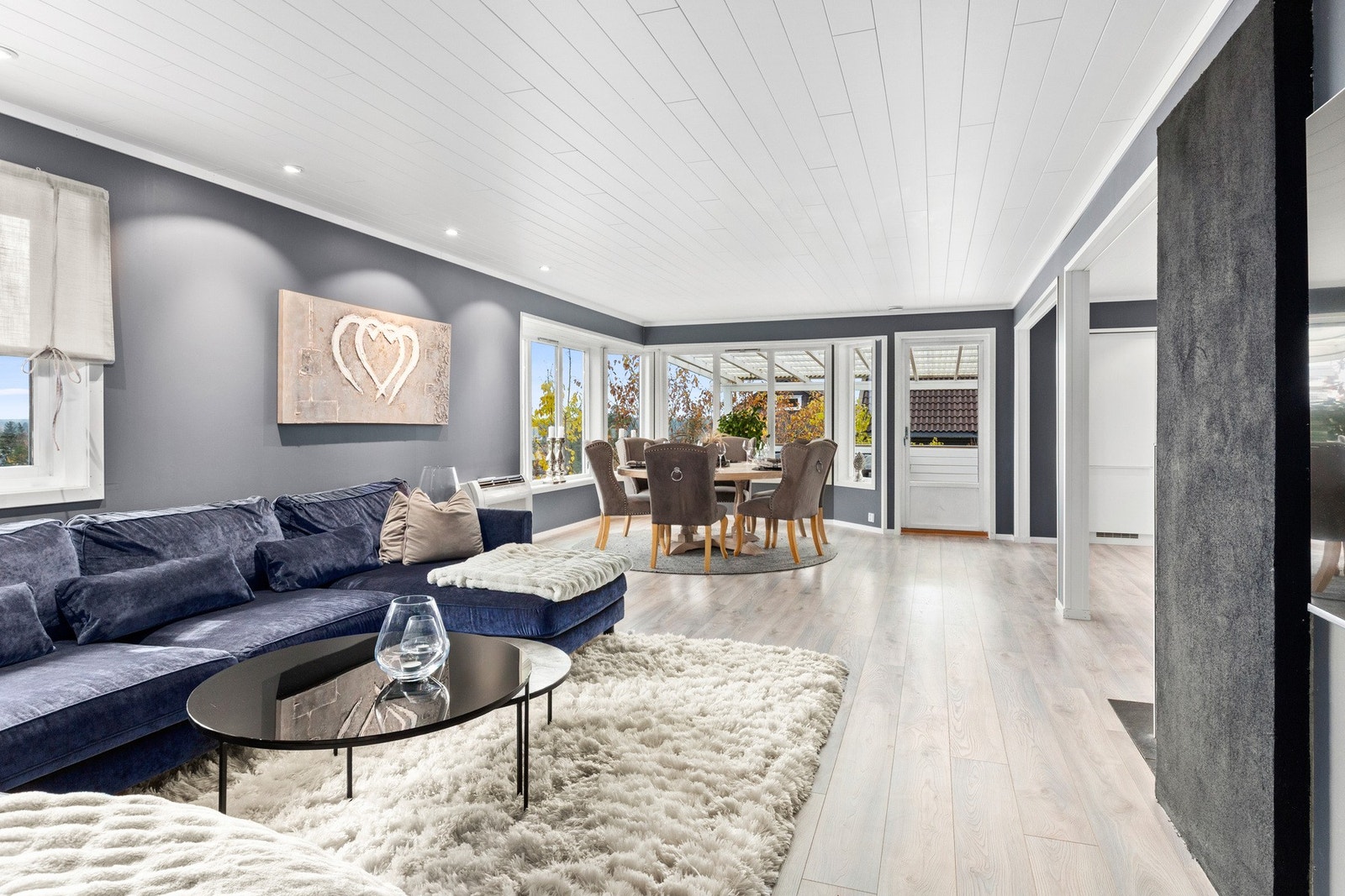 Allrommet har god plass til sittegruppe, spisestue og TV-møbler. Galleribilde