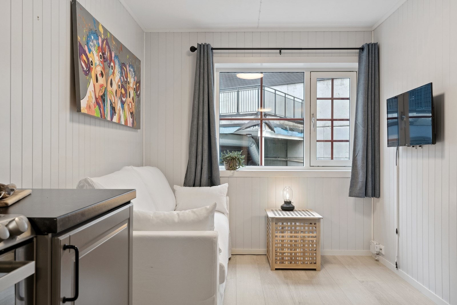 Det er gjennomgående lyse, malte overflater i leiligheten, og på gulvene er det nytt laminatgulv. Galleribilde