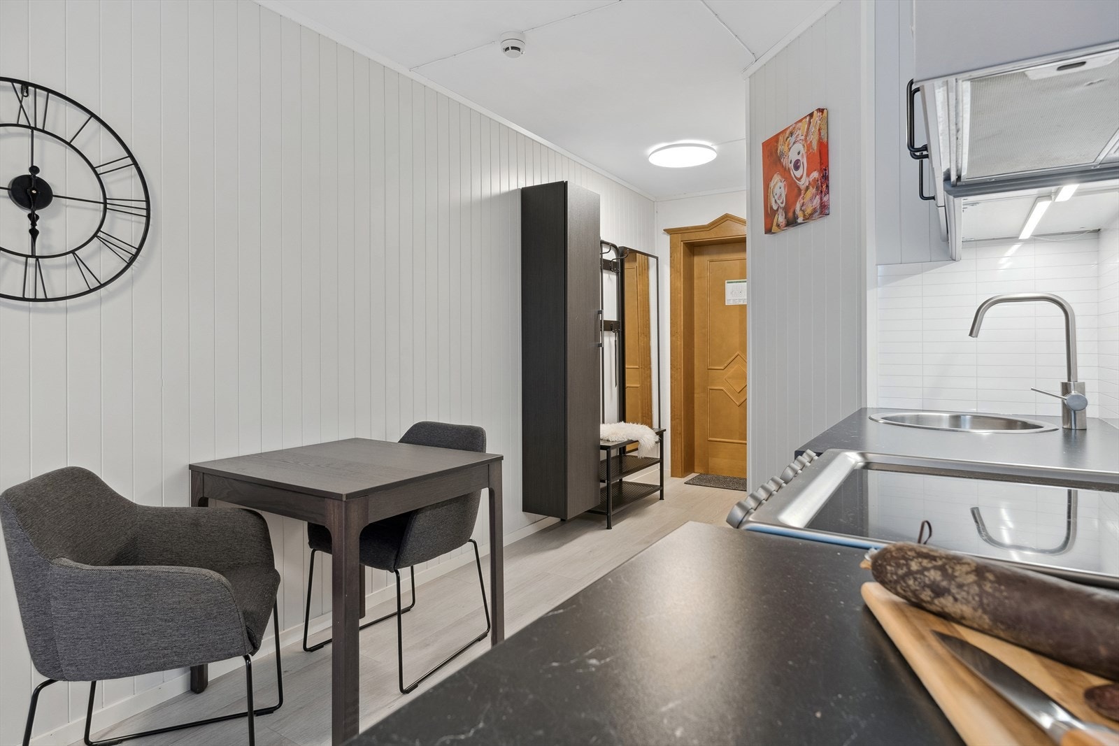 Plass for liten spisegruppe ved kjøkken. Galleribilde